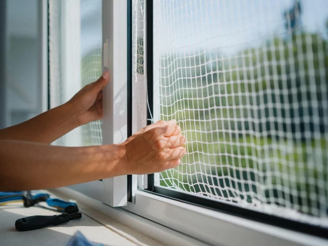 Jak zamontować moskitiere łatwo i bez zbędnych problemów