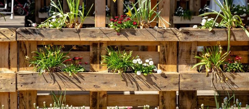 Jakie kwiaty do kwietnika z palet? Wybierz idealne rośliny na balkon