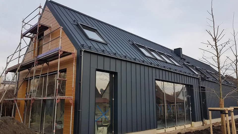 Kim zajmuje się dekarz? Odkryj kluczowe obowiązki i umiejętności