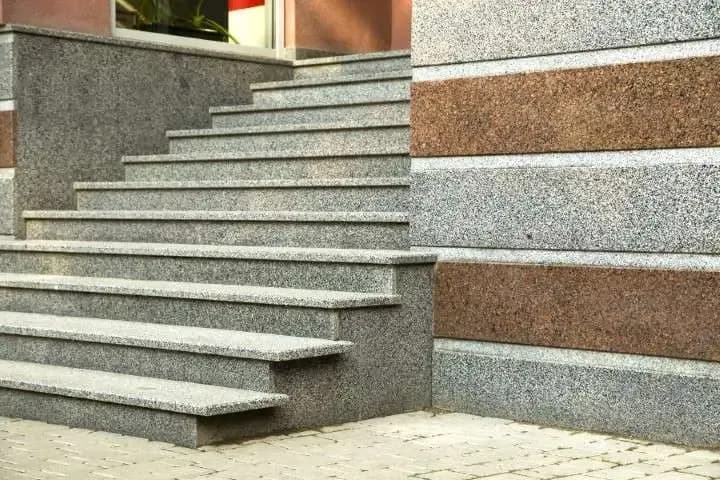 Jaki kamień na schody zewnętrzne? Wybierz trwałe i bezpieczne materiały