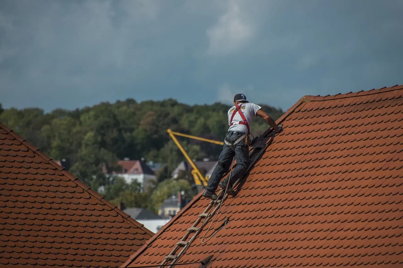 Czym zajmuje się dekarz i dlaczego jego praca jest kluczowa?