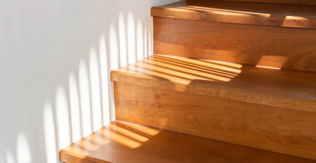 Skrzypiące schody drewniane co zrobić? Sprawdzone metody naprawy