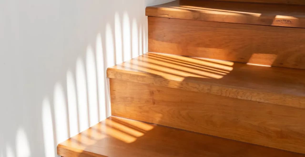 Skrzypiące schody drewniane co zrobić? Sprawdzone metody naprawy