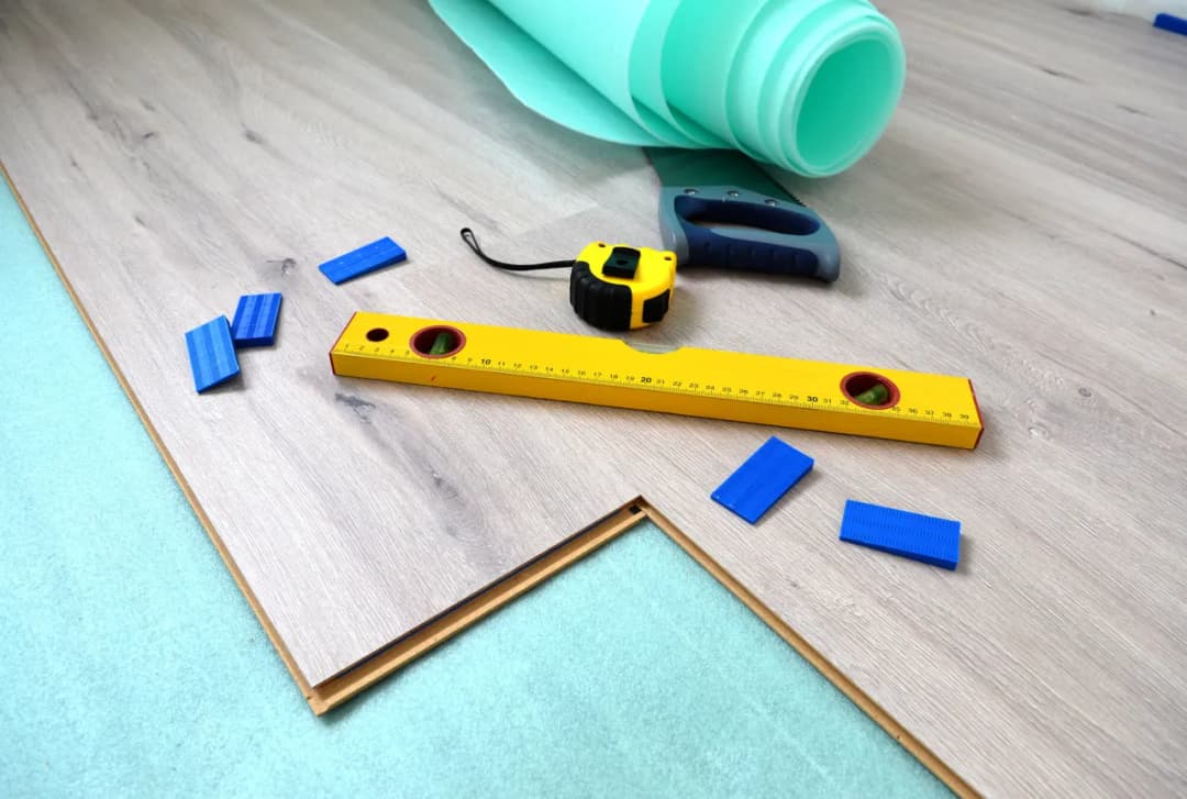 Jaki podkład pod panele na podłogówkę: unikaj błędów i oszczędzaj ciepło