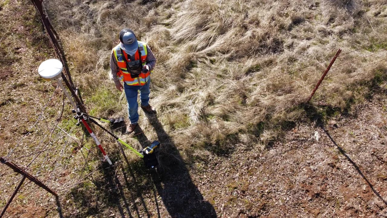 Jak geodeta wyznacza granice działki - poznaj kluczowe metody i procesy
