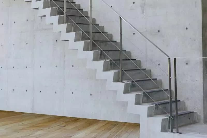 Jaki beton na schody wewnętrzne, aby uniknąć kosztownych błędów?